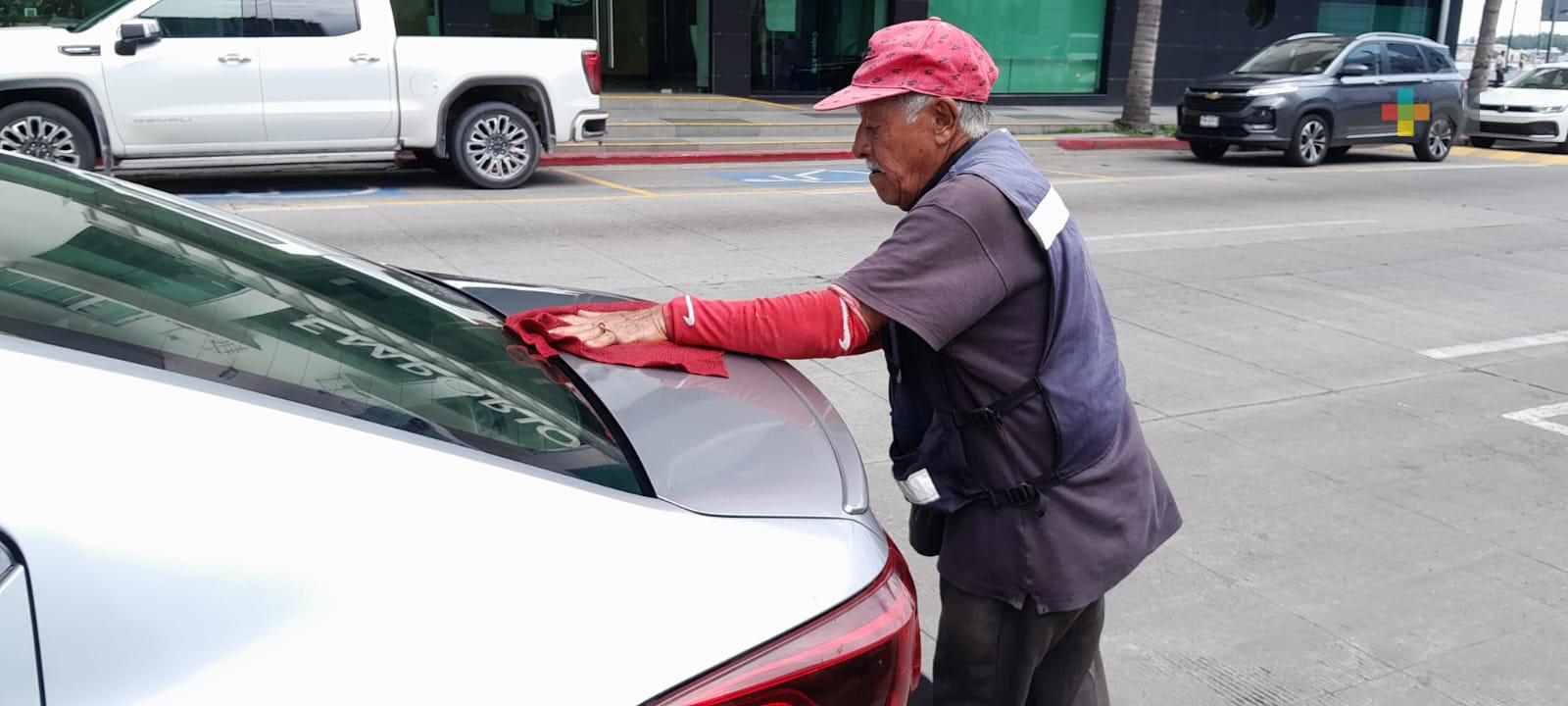 Don Miguel celebra chambeando el Día del Abuelo