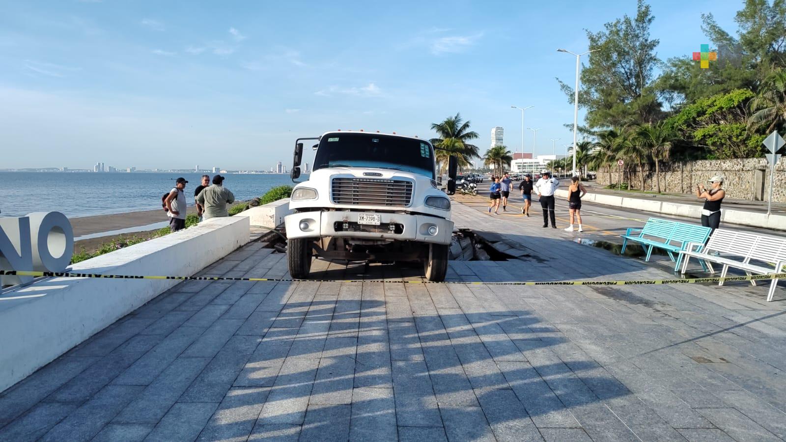 Pipa del ayuntamiento de Boca del Río cae en socavón