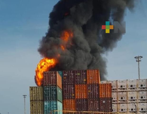 Fuerzas de tarea se coordinan y atienden incendio en zona portuaria de Veracruz