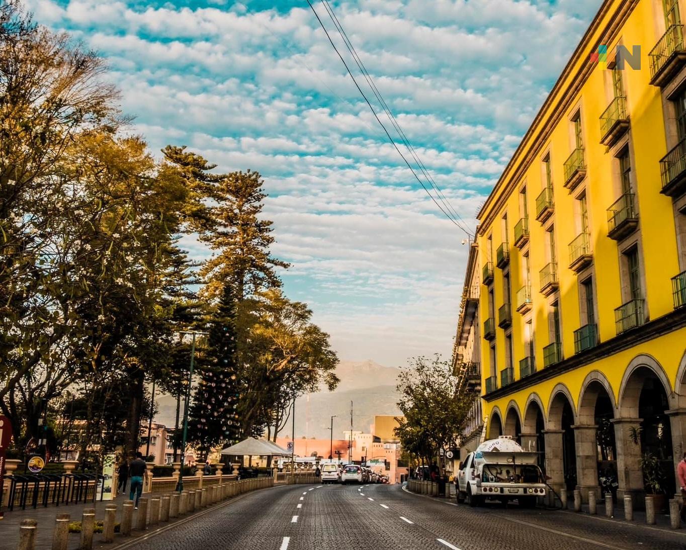Prevalece ambiente diurno cálido y lluvias, aisladas al sur y zona montañosa del estado