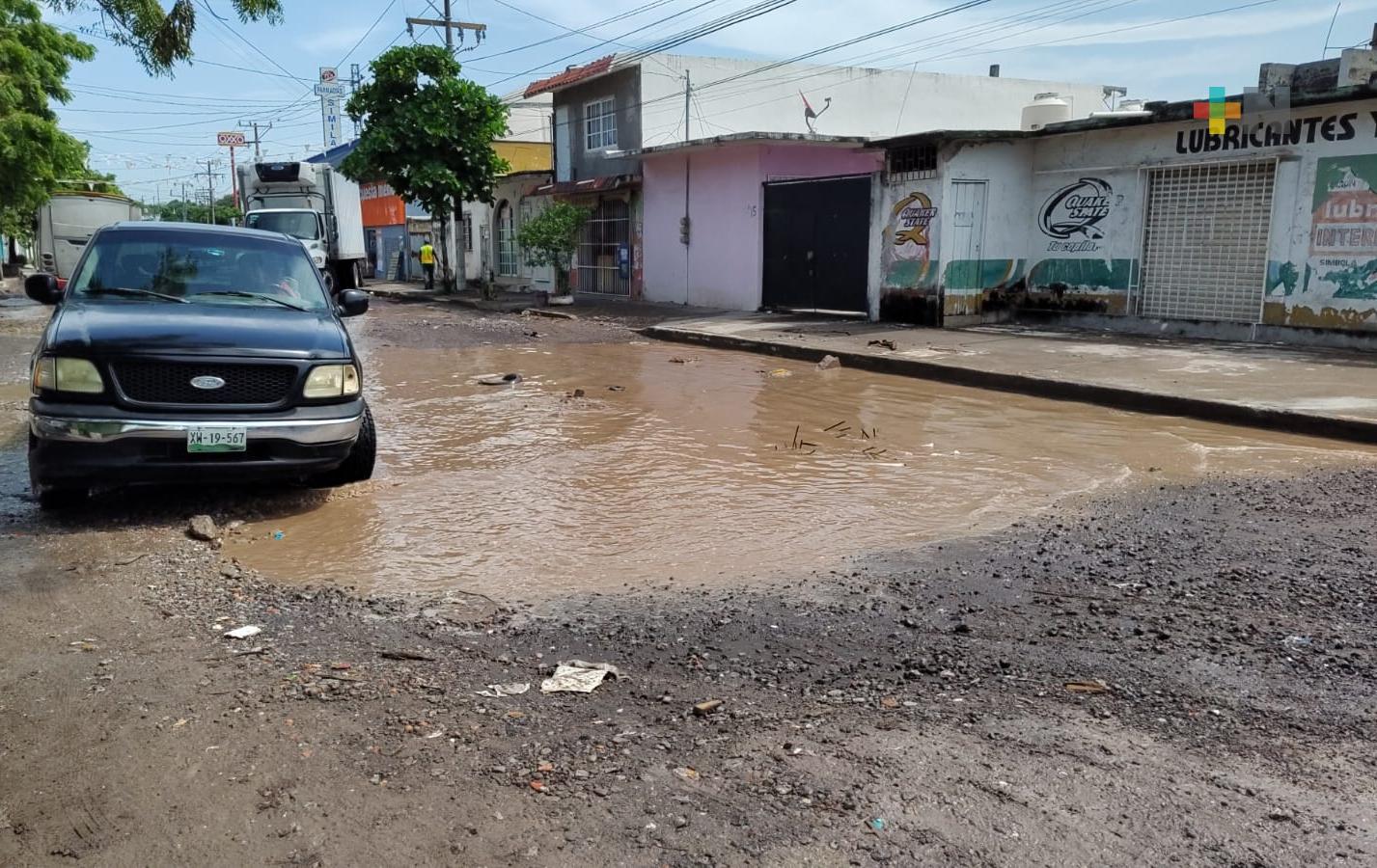 Vecinos exigen al ayuntamiento rehabilite avenida del municipio de Veracruz