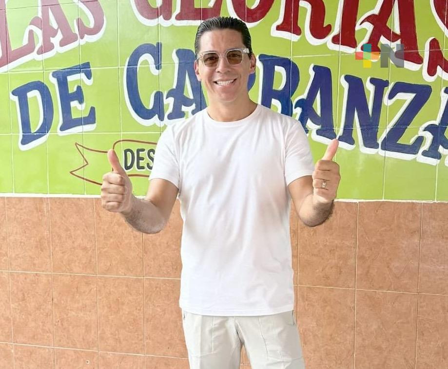 Regalan diputado de Morena y OFIX medio millón de pesos para útiles escolares