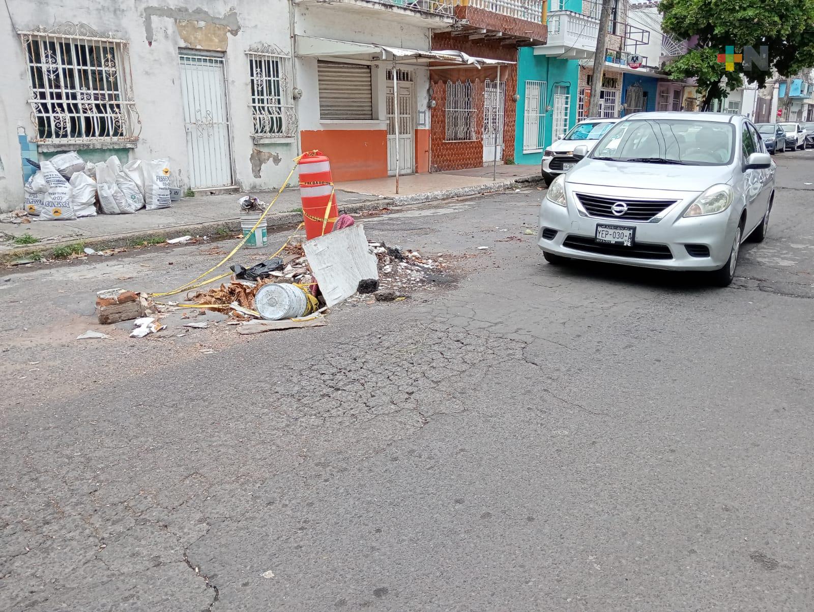 Con palos de madera y escombro cubren hundimiento en Veracruz puerto para evitar accidentes