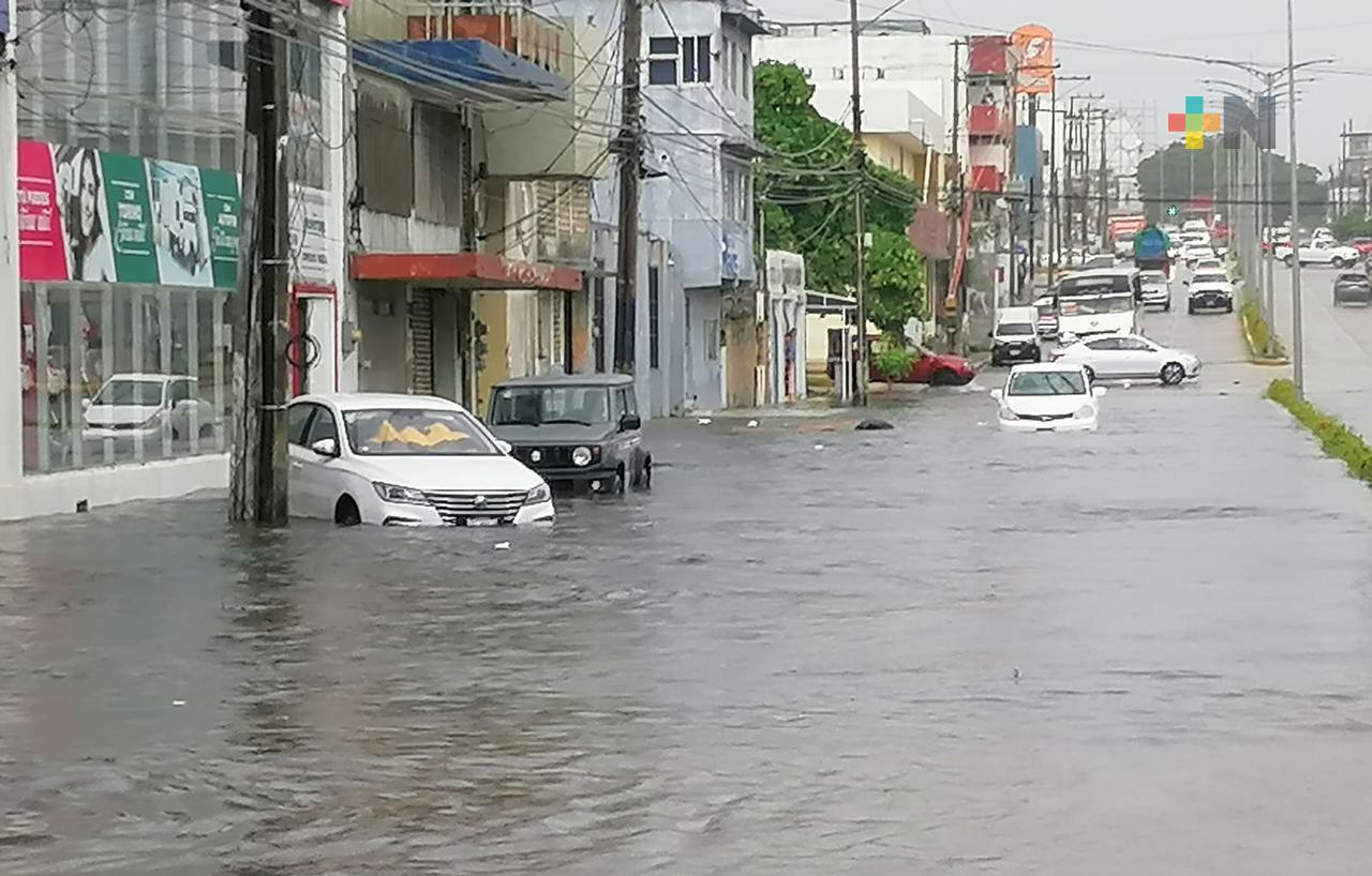 Fuertes lluvias provocan inundaciones en avenidas de Coatzacoalcos