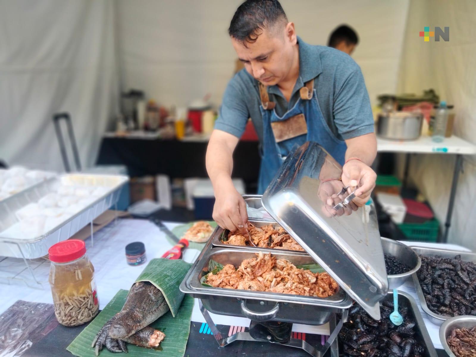 Pambazos de cocodrilo, de cucaracha, chapulines, chicantanas en el parque Juárez