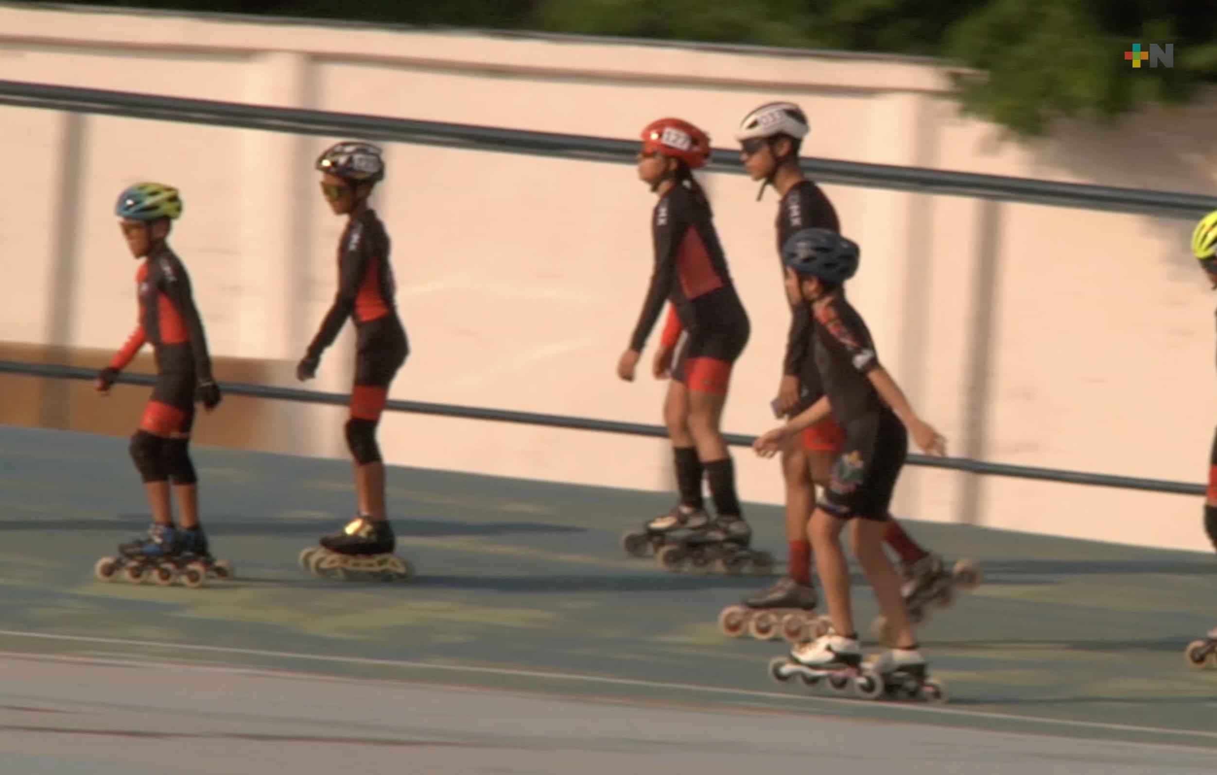 Clubes de patinaje sobre ruedas se unen y entrenan en la pista de Reino Mágico