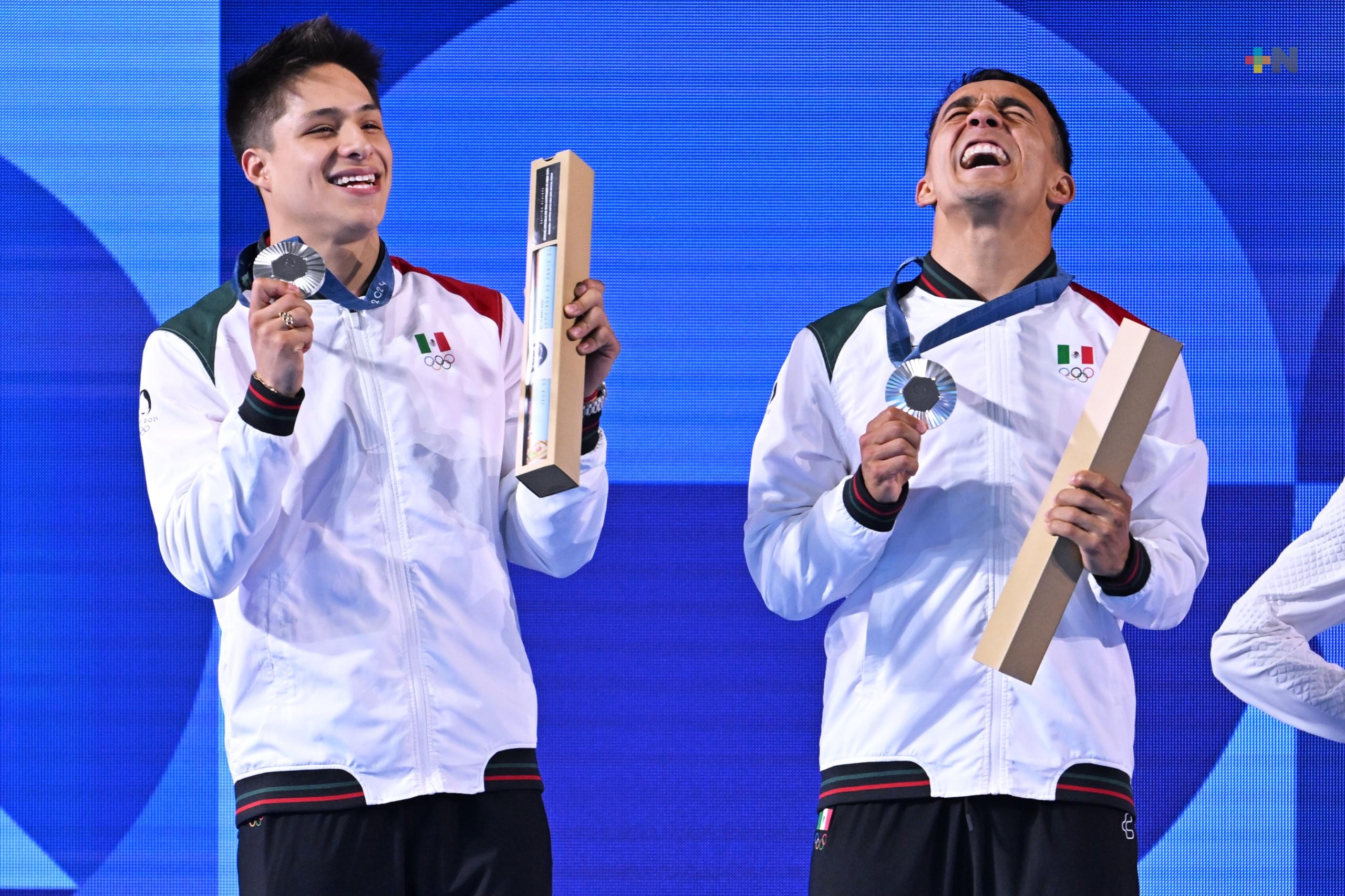 Clavadistas mexicanos Osmar Olvera y Juan Celaya ganan presea de plata en París 2024