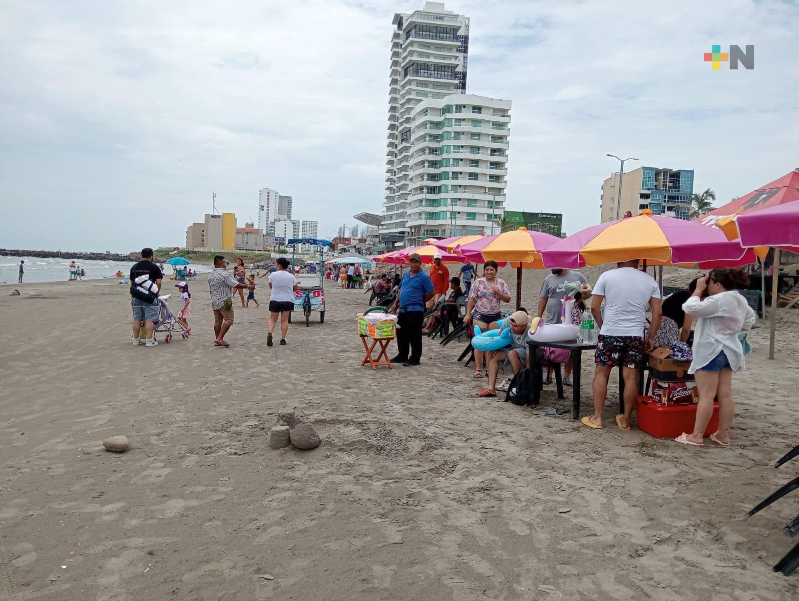 Turistas y locales disfrutan de playas de Boca del Río