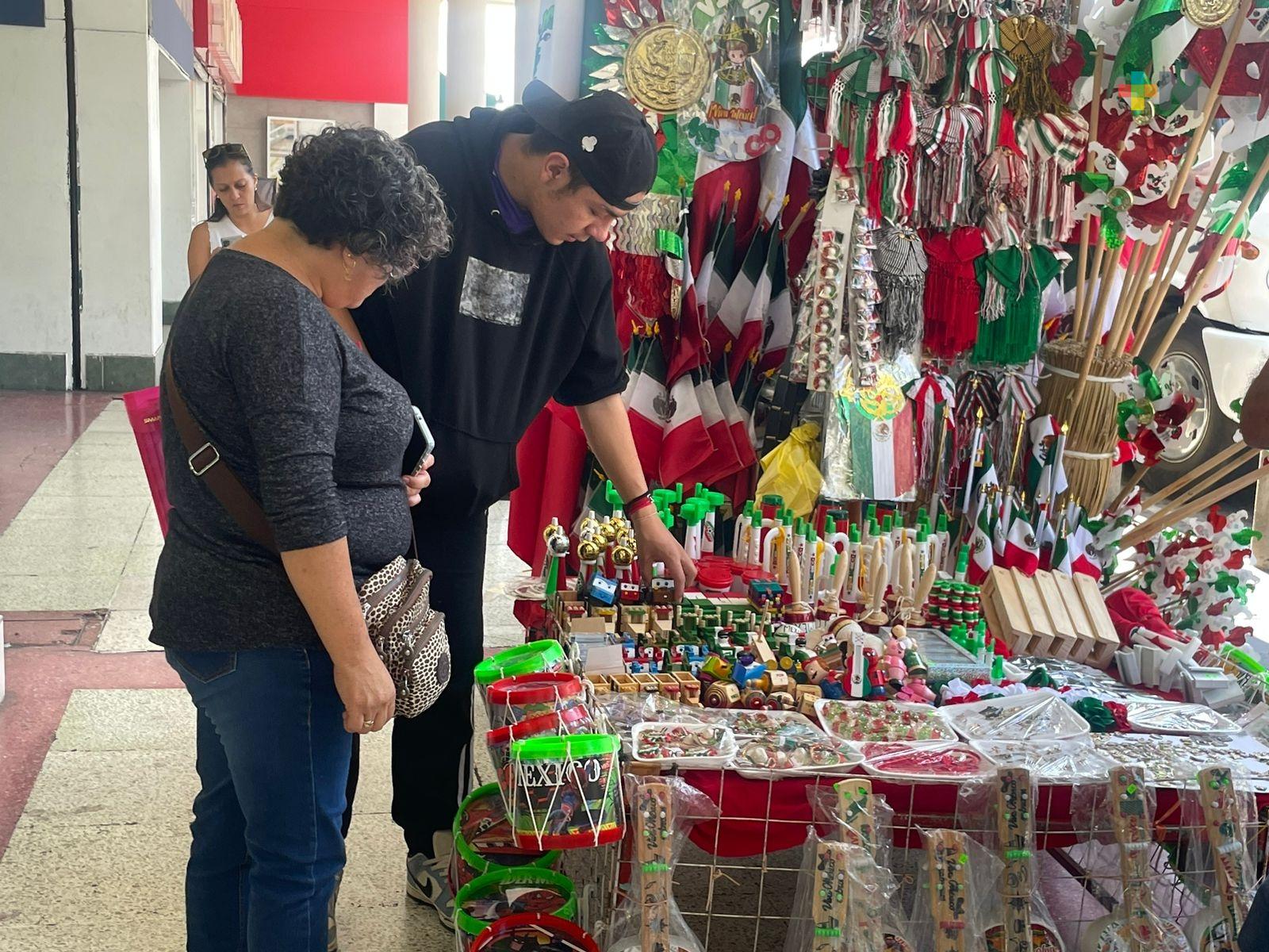 Inician comerciantes venta de artículos patrios en centro de Xalapa