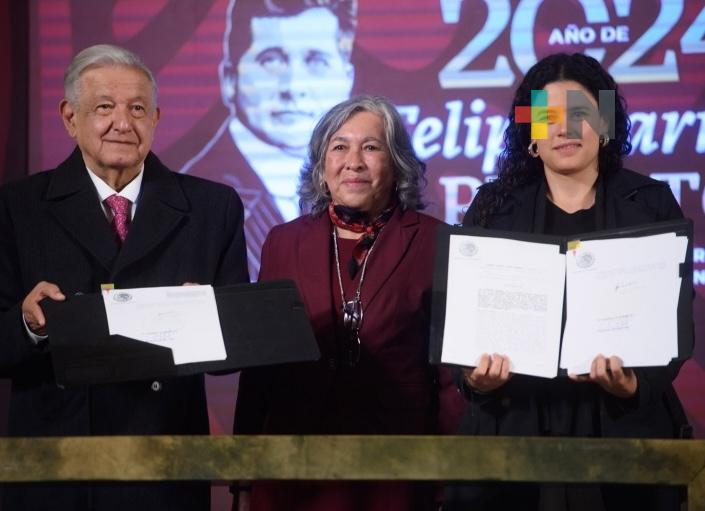 AMLO firma reformas constitucionales de Guardia Nacional y pueblos indígenas en último día de gobierno
