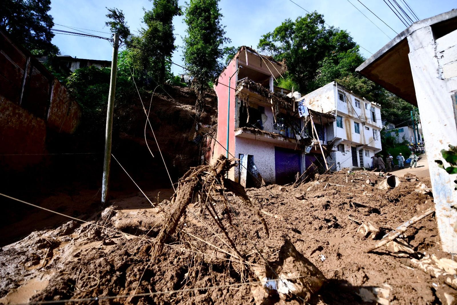 Apoyo inmediato de Gobierno estatal a víctimas por deslizamiento de cerro en Xalapa