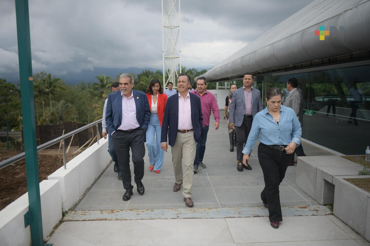 Gobernador Cuitláhuac García supervisa avances del teatro universitario «La Caja»