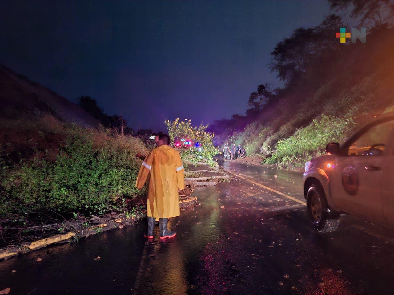 Lluvia causa deslaves y afecta la primera sección del Libramiento de Coatepec