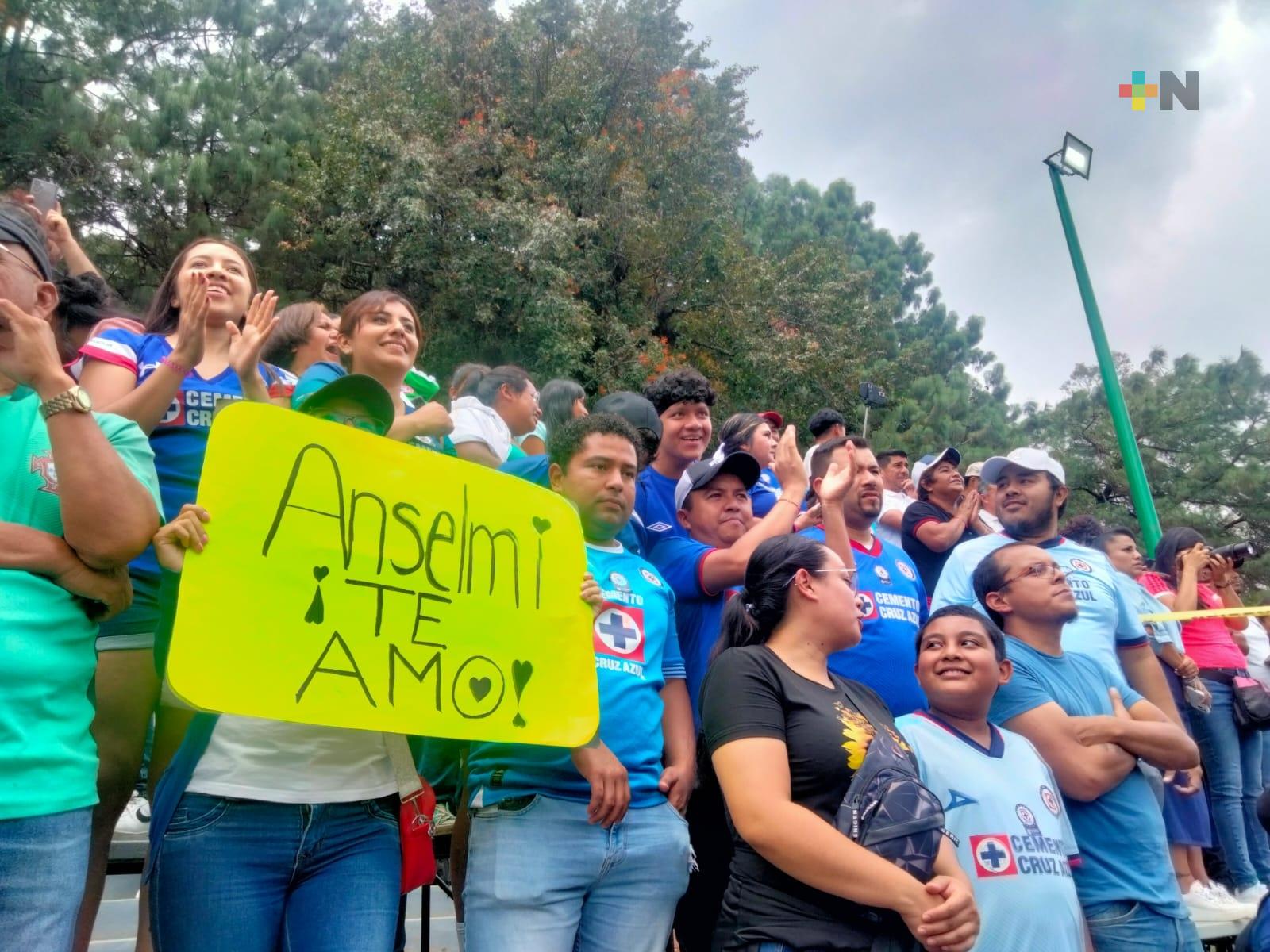 Con gran emoción, aficionados reciben a jugadores del Cruz Azul en Xalapa