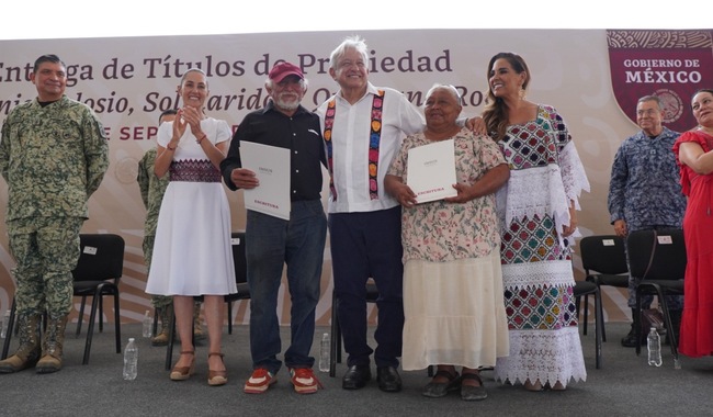 AMLO entrega 1,600 escrituras a familias de Quintana Roo