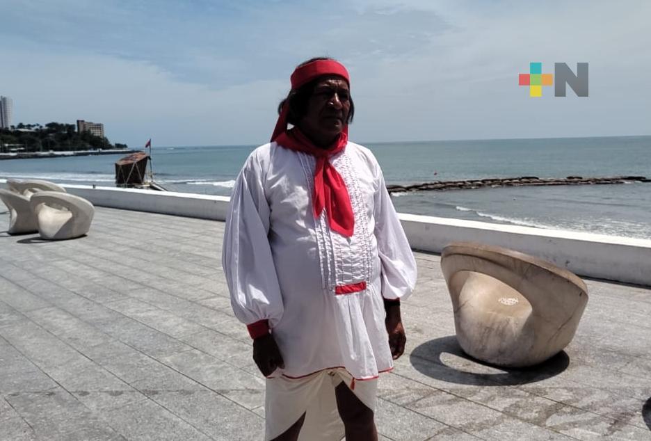 Artesanos rarámuris maravillados con playas de Boca del Río