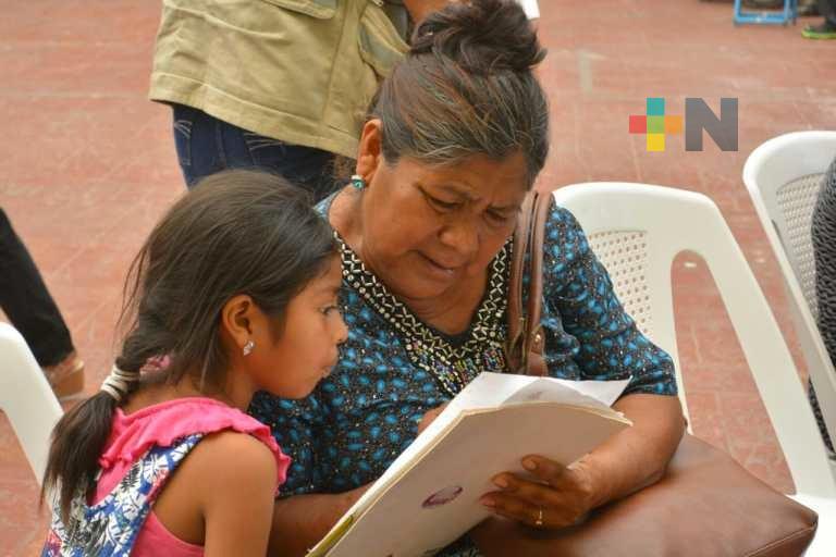 Entregan más de mil certificados a adultos mayores alfabetizados por IVEA Coatza