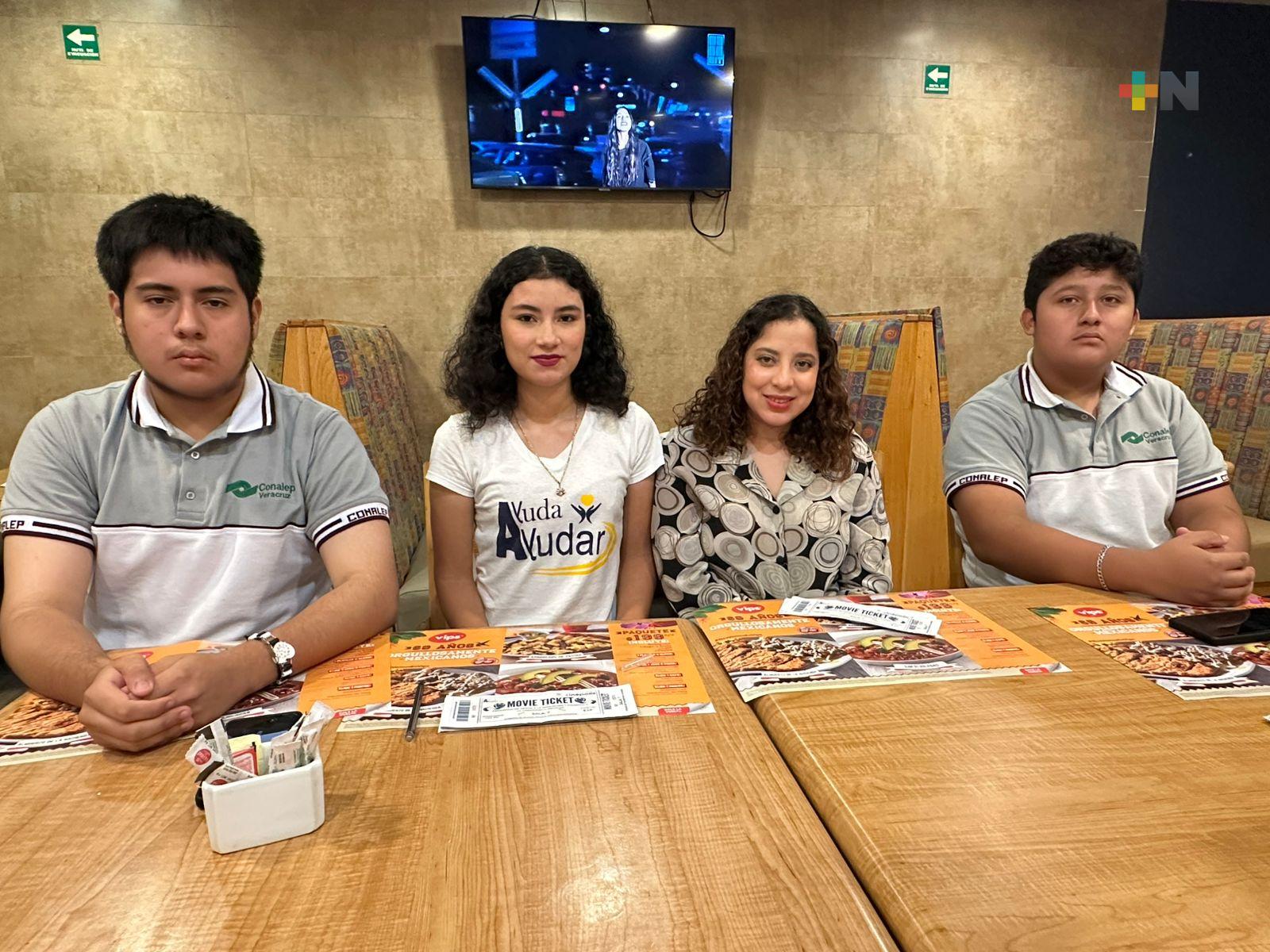 Asociación «Ayuda a ayudar Coatza» dota a estudiantes de equipo de cómputo