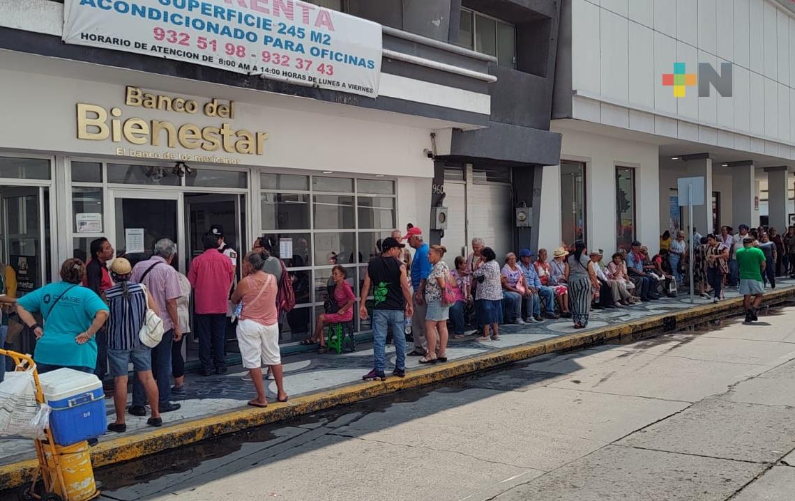 Ciudadanos hacen larga fila para cobrar pensión en banco Bienestar de Veracruz puerto