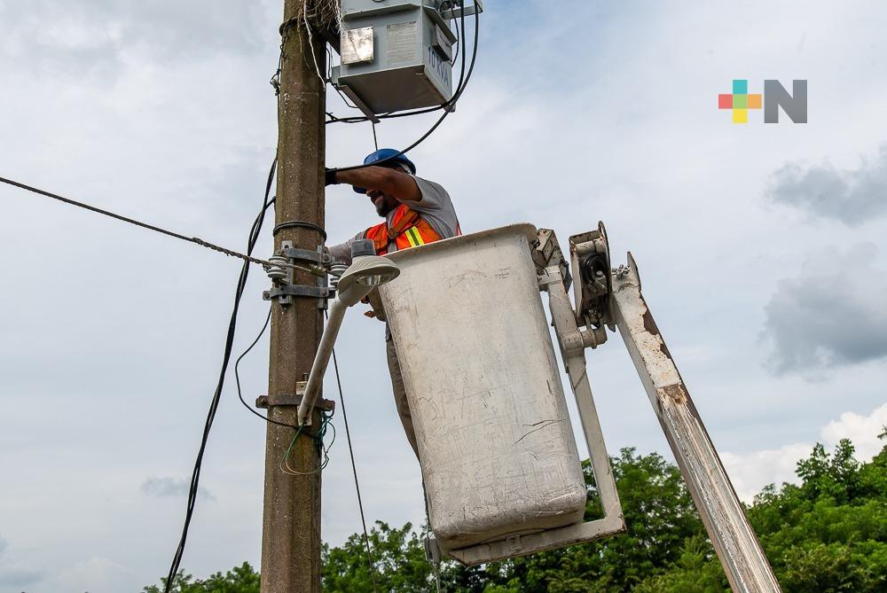 Gobierno estatal y municipal instalan seis mil 500 luminarias en comunidades de Tuxpan