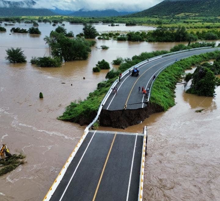 SICT intensifica labores en seis tramos carreteros con cierre total por huracán John