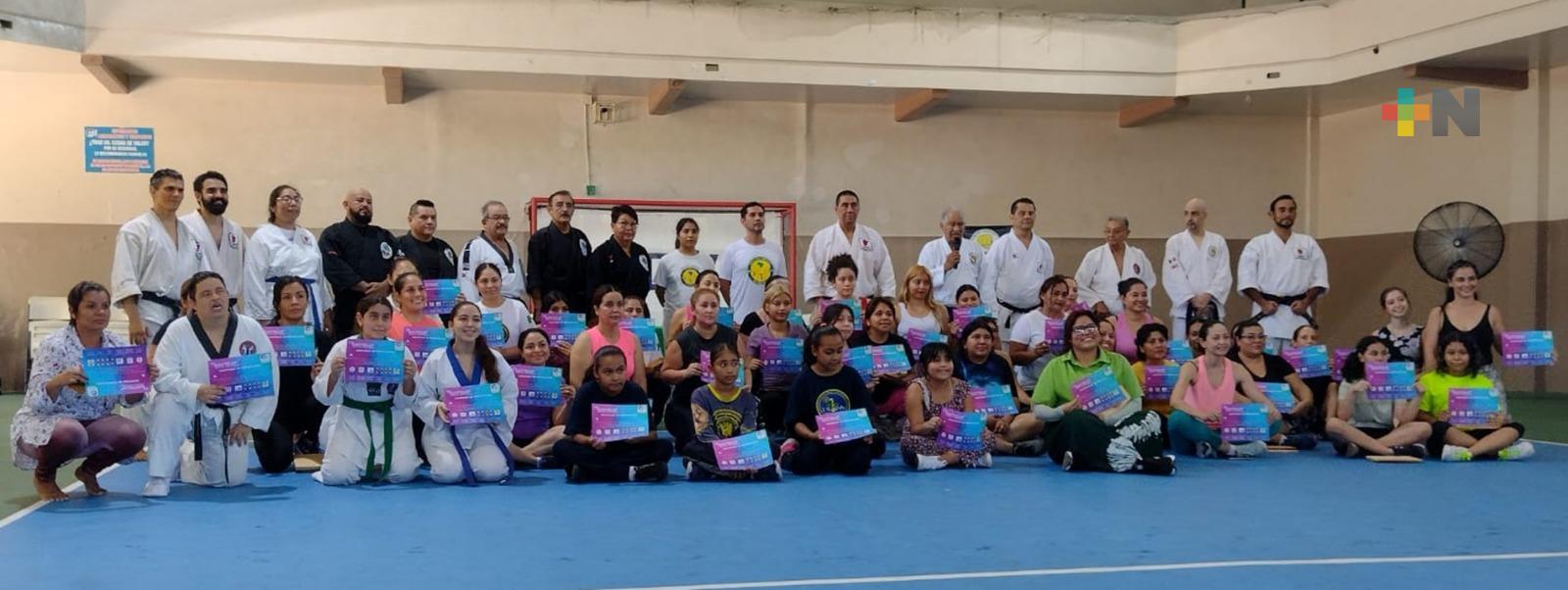 Realizan clase magistral de defensa personal para damas