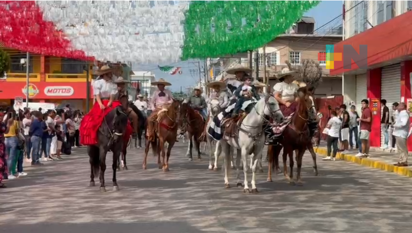 Disciplina y colorido en desfile cívico militar del 16 de septiembre en Martínez de la Torre