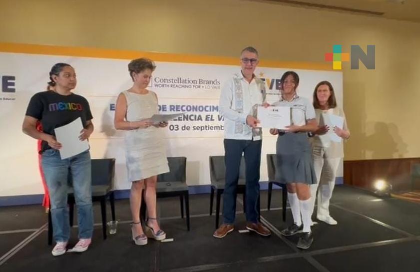 Empresa Constellation Brands entrega becas a estudiantes veracruzanos