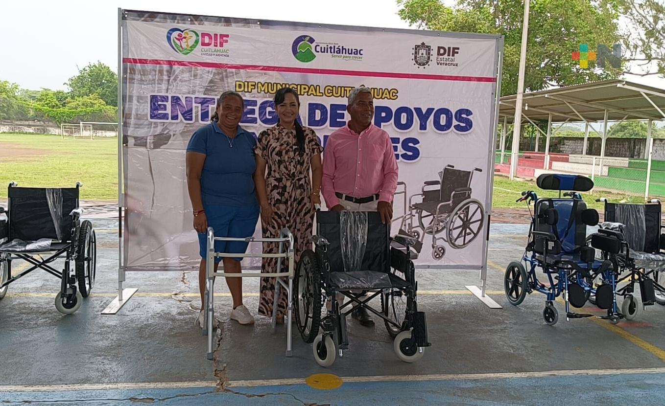 Entregan aparatos funcionales a población vulnerable del municipio de Cuitláhuac