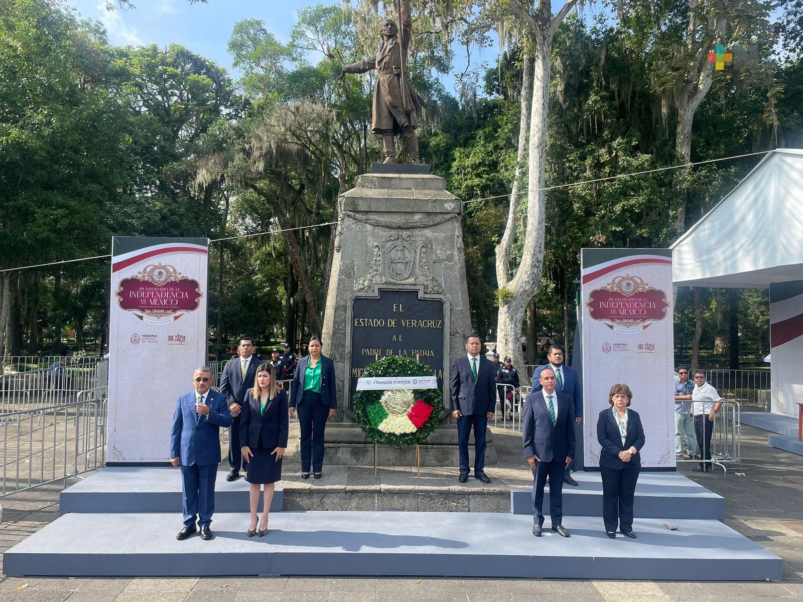 Personal de Sefiplan realiza guardia de honor frente a monumento de Miguel Hidalgo