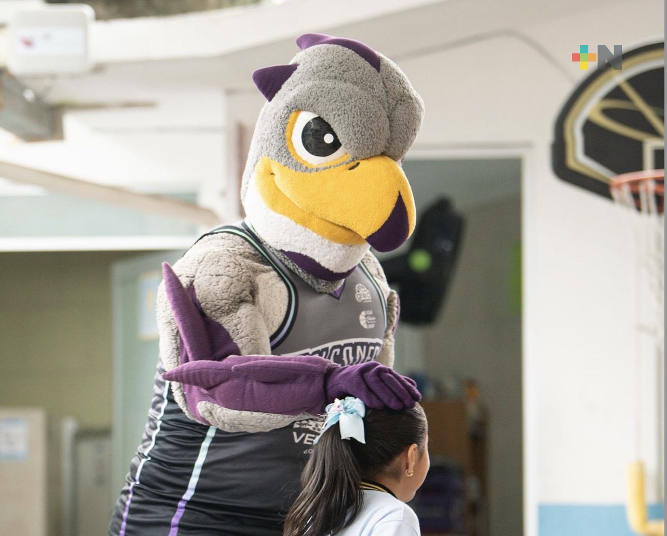 Halcones de Xalapa de visita la primaria “María Enriqueta Camarillo de Pereyra”