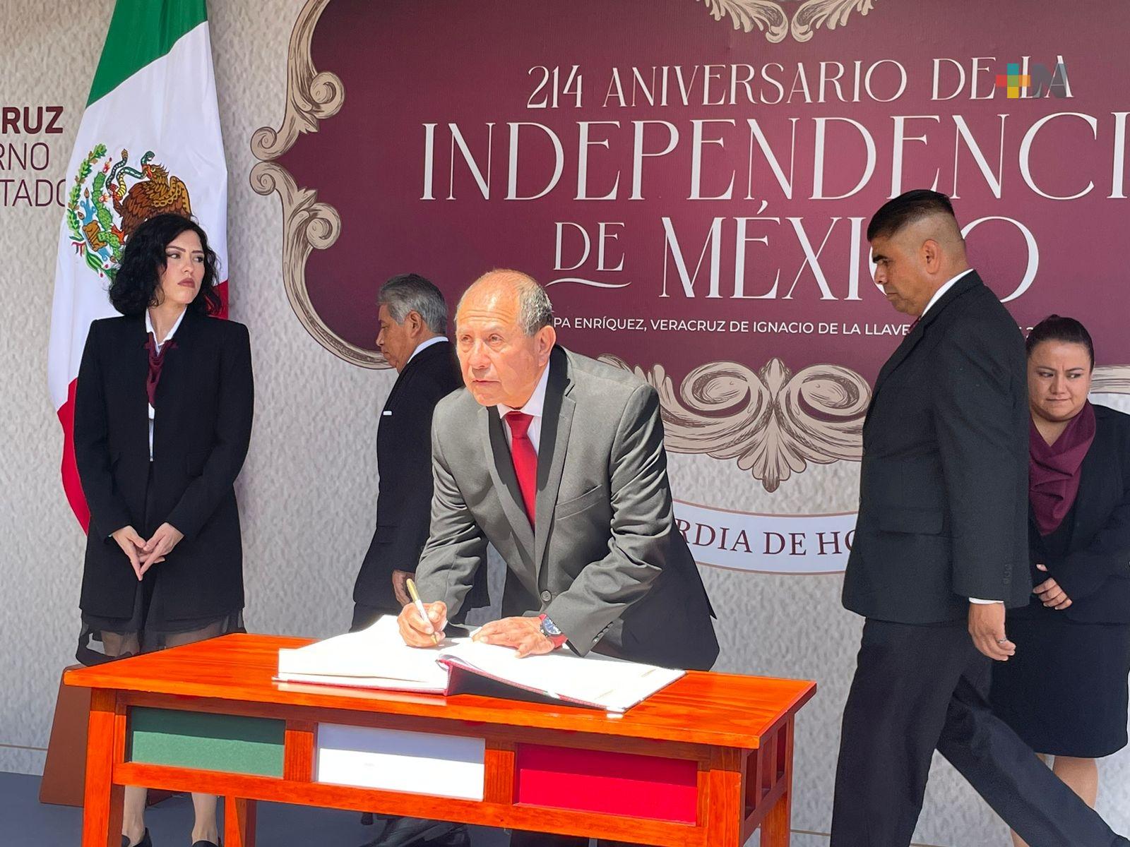 Comisionado del IPAX firma libro de honor al mes de la patria 
