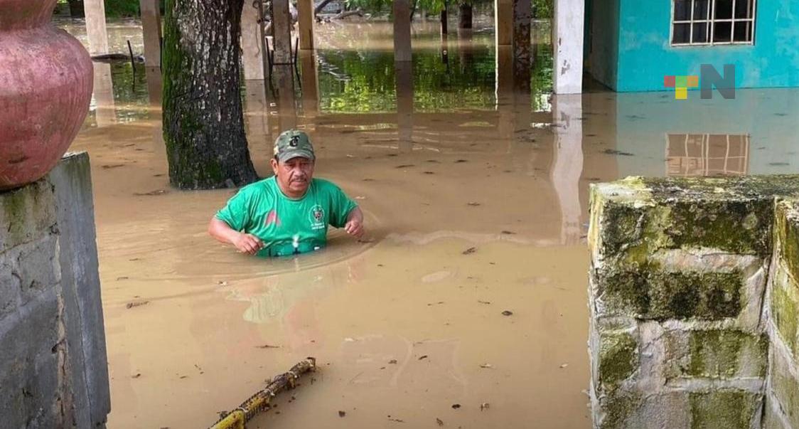 Desborda río Agua Dulcita provoca inundaciones en colonias de Agua Dulce