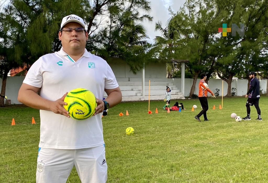 Entrenador de futbol de Coatza, Misael García se capacitará en Argentina