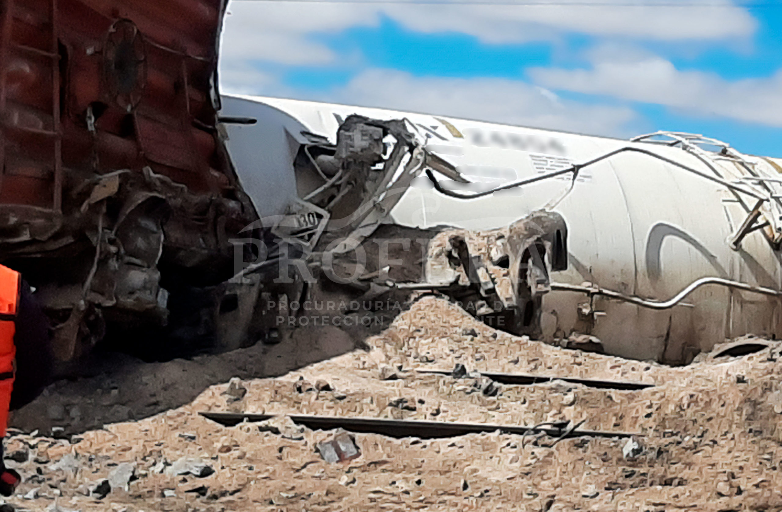 Inspeccionan derrame de ácido por accidente ferroviario en municipio de Ahumada, Chihuahua
