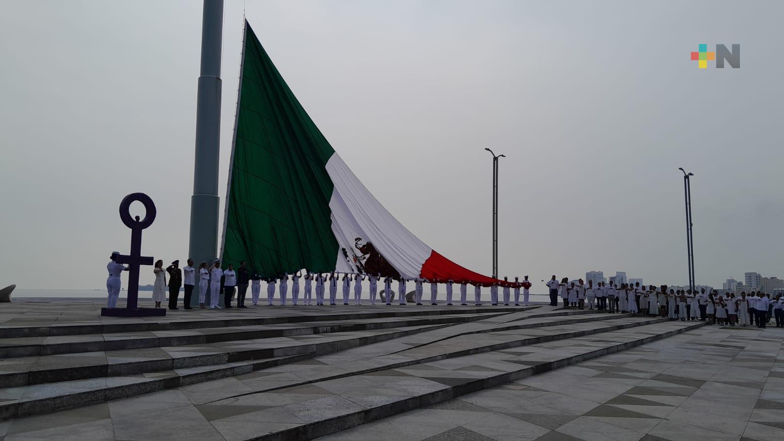 Marinos izaron bandera nacional en Veracruz puerto por festejos de Independencia