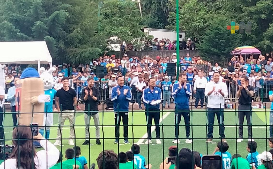 Jugadores profesionales y técnico del Cruz Azul llegan «arman la reta» en Xalapa