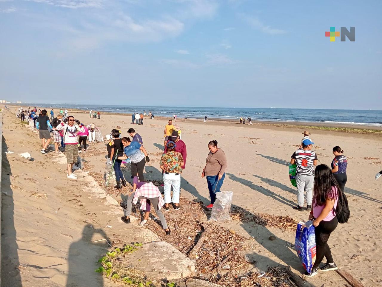 Recolectan 800 kilos de residuos en playa de Coatzacoalcos