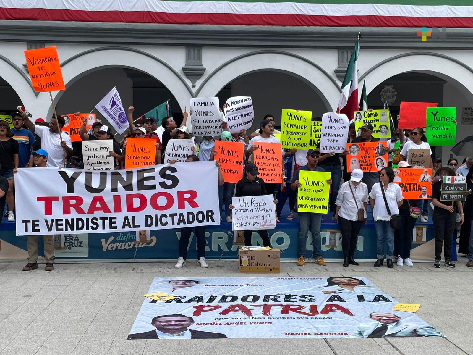 «Yunes traidor», gritan trabajadores del Poder Judicial en ayuntamiento de Veracruz