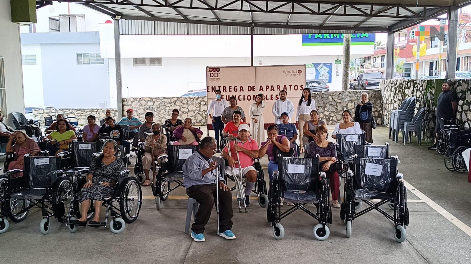 En Fortín entregan apoyos funcionales a población vulnerable a través del DIF