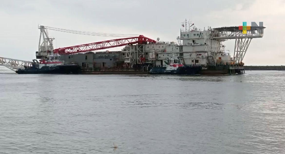 Con tres remolcadores trasladan la barcaza Tog Mor a muelles de permaducto en Coatza