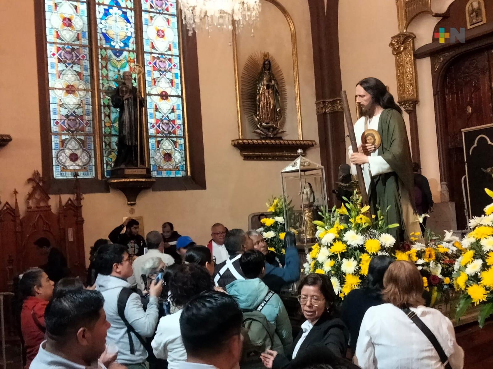 De distintos municipios, ciudadanos visitan reliquias de San Judas Tadeo en Xalapa