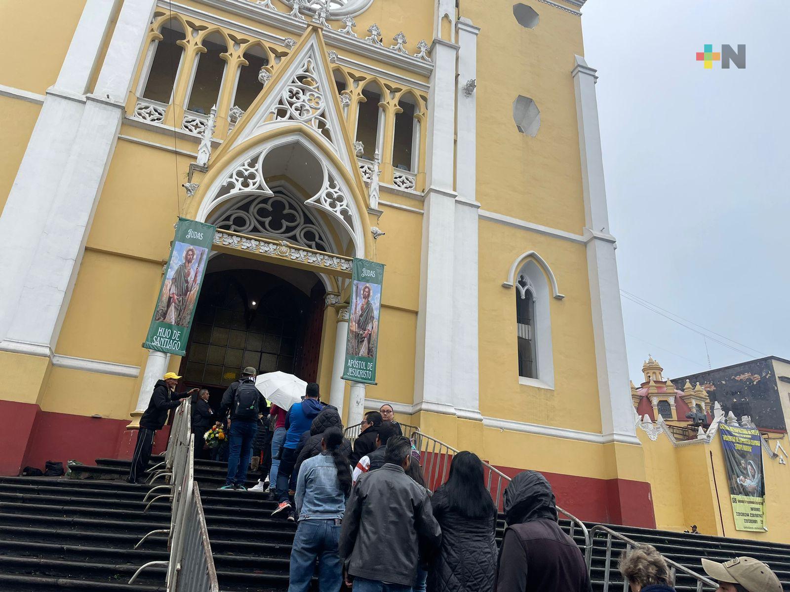 Ni el mal tiempo impide a fieles visitar reliquias de San Judas en Xalapa