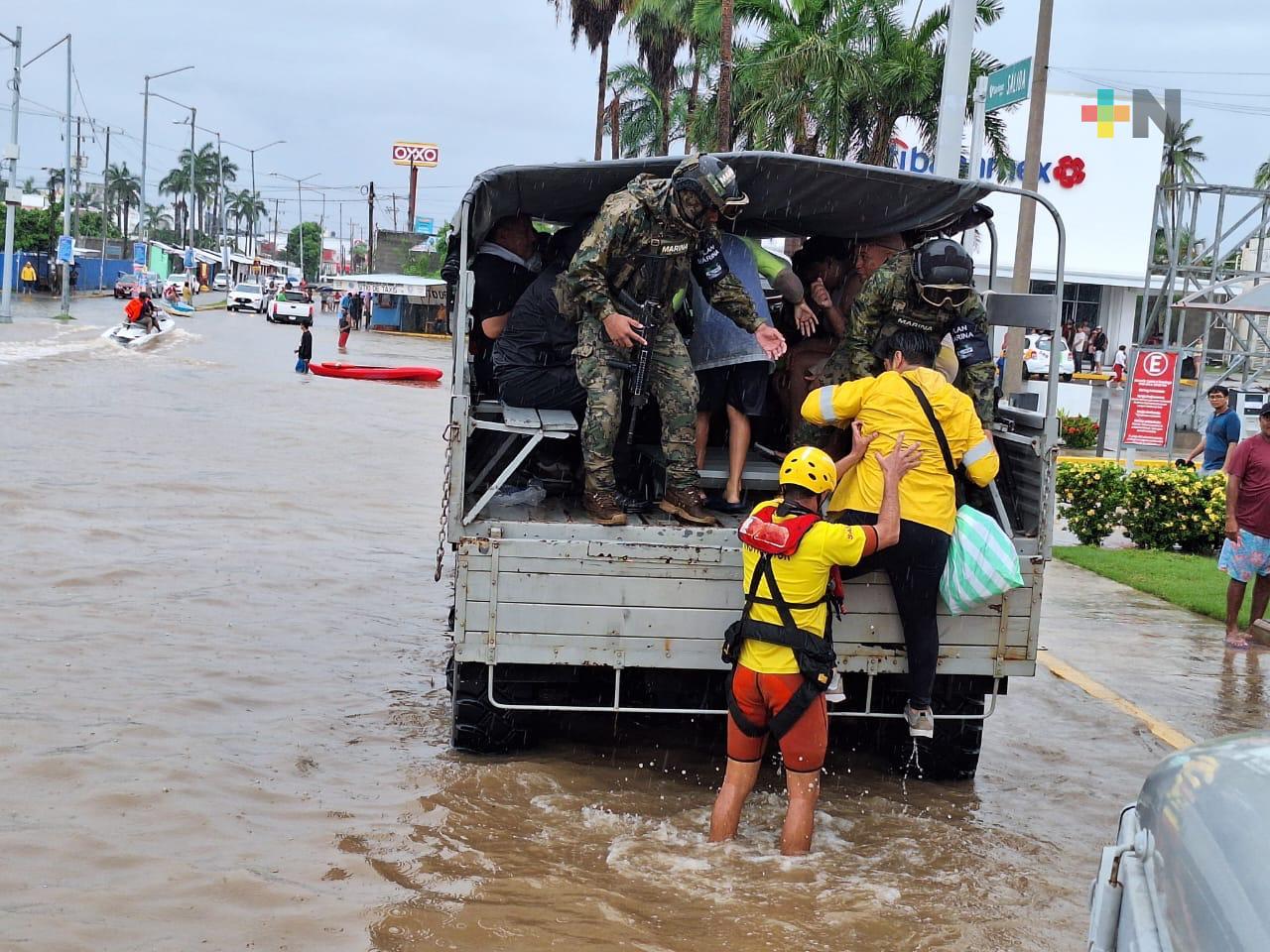 Semar auxilia en evacuación de habitantes de zona conurbada de Acapulco