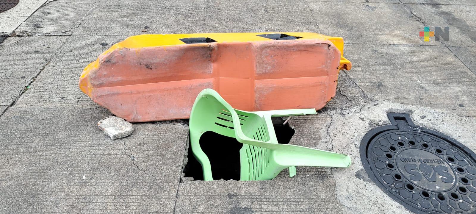 Lluvias provocan hundimiento en calle de Veracruz puerto; vecinos colocan silla para alertar