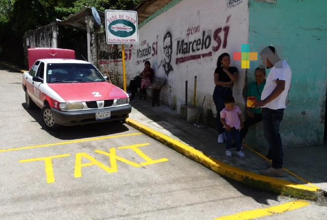 Taxistas de Zacualpan instalan señalética en rampa de servicio