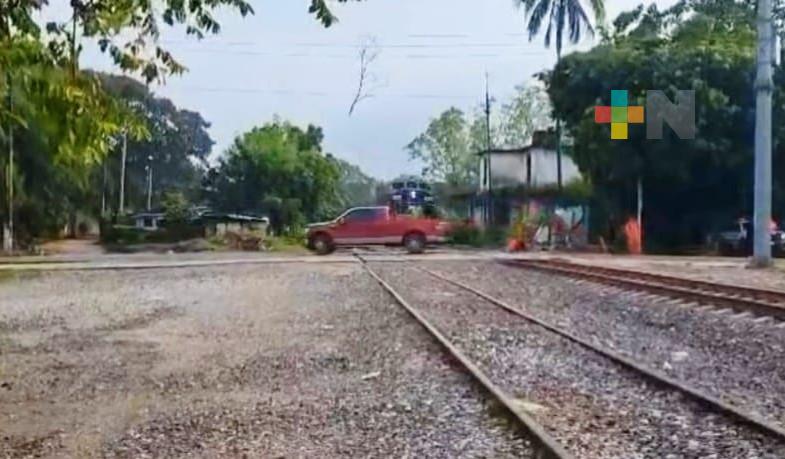 Cerca de ocurrir una tragedia; camioneta le gana el paso al tren por segundos
