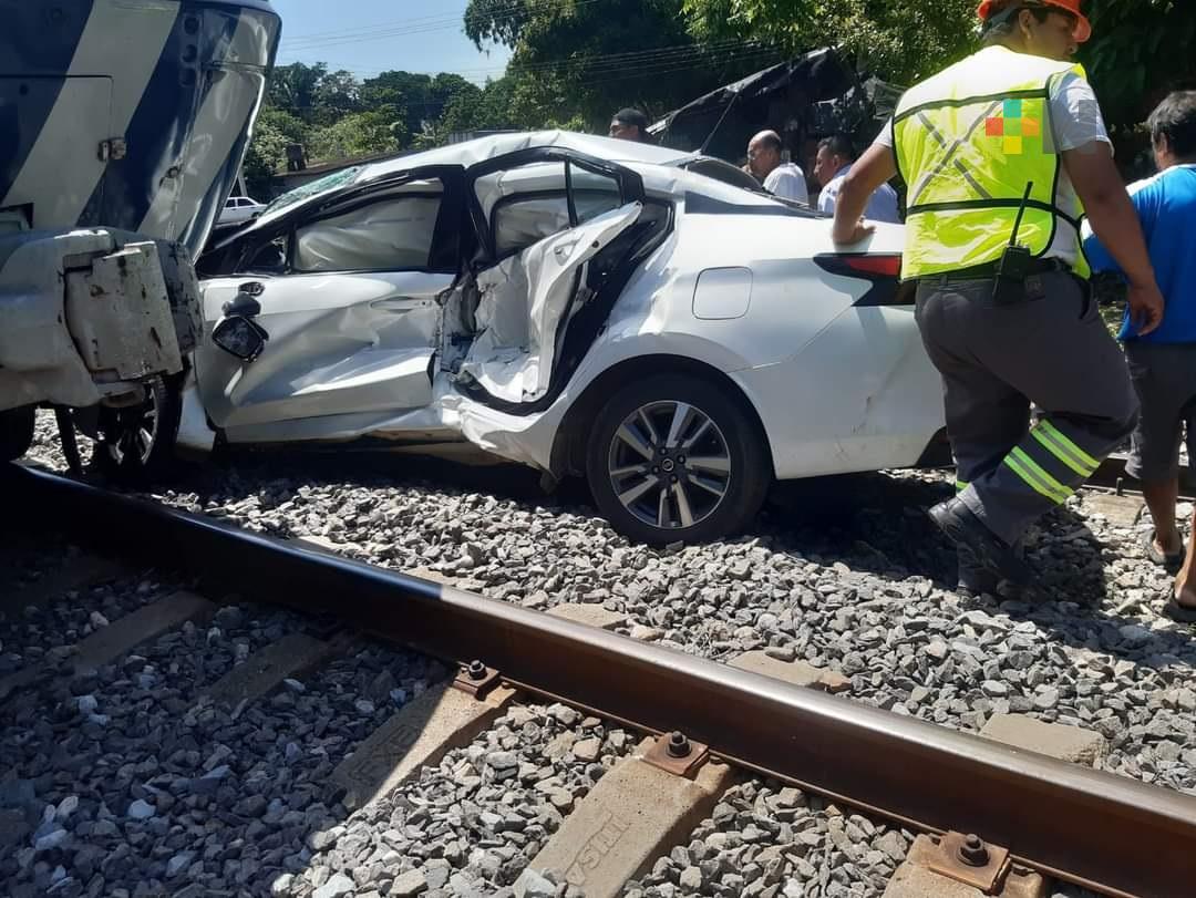 Tren impacta automóvil en municipio de Chinameca, hay dos lesionados