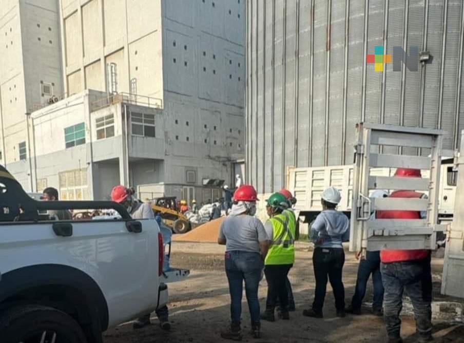 Dos trabajadores pierden la vida al caer a un silo de trigo en Asipona Coatzacoalcos