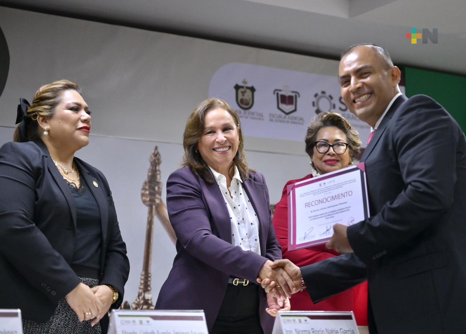 Asiste Rocío Nahle a ceremonia de clausura de primera especialidad en Derecho Anticorrupción